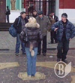 В Москве есть все – и ГУМ, и Дом, и, даже, девушки с хвостом. ФОТОприкол В Москве есть все – и ГУМ, и Дом, и, даже, девушки с хвостом. ФОТОприкол