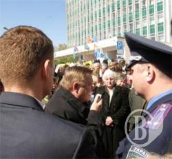  : Arca Capital      . 