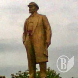Ленін-хамелеон стоїть у Варві Ленін-хамелеон стоїть у Варві