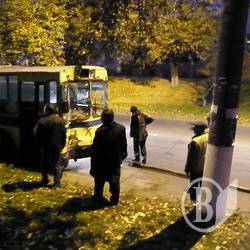 Тролейбус обняв стовп. П'яний тролейбусник атакував фотографа. ФОТО Тролейбус обняв стовп. П'яний тролейбусник атакував фотографа. ФОТО