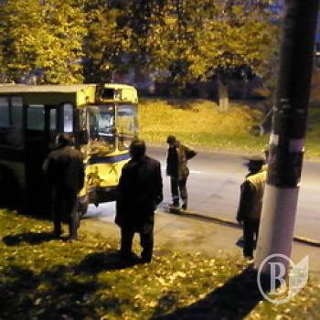 Тролейбус обняв стовп. П'яний тролейбусник атакував фотографа. ФОТО