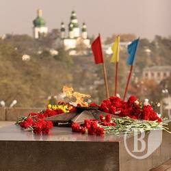 Покладання квітів до меморіалу Слави. ФОТОрепортаж Покладання квітів до меморіалу Слави. ФОТОрепортаж
