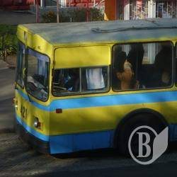 У тролейбусах калічаться пасажири. Через пішоходів