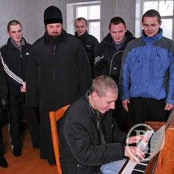 Засуджені підлітки відвідали Троїцький собор у Чернігові. ФОТО Засуджені підлітки відвідали Троїцький собор у Чернігові. ФОТО