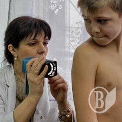 Ольга Богомолець проводить огляд дітей у Чернігові. ФОТО Ольга Богомолець проводить огляд дітей у Чернігові. ФОТО