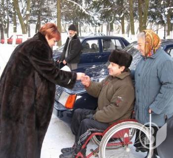 Два автомобілі для інвалідів отримали господарів на Чернігівщині. ФОТО Два автомобілі для інвалідів отримали господарів на Чернігівщині. ФОТО