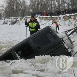 «Мерс» з трьома тілами підняли з Десни рятувальники МНС. ФОТОрепортаж «Мерс» з трьома тілами підняли з Десни рятувальники МНС. ФОТОрепортаж