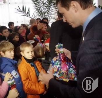 Дітлахи отримали новорічні подарунки від уряду. Фото Дітлахи отримали новорічні подарунки від уряду. Фото