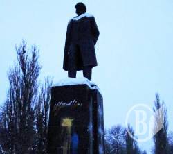 Чернігівці пофарбували Леніна. На догоду Ющенку? ФОТОрепортаж Чернігівці пофарбували Леніна. На догоду Ющенку? ФОТОрепортаж