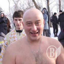 Лебідь в ополонці. ФОТОфакт Лебідь в ополонці. ФОТОфакт