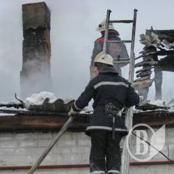 Чотири підрозділи МНС гасили пожежу будинку в Чернігові. ФОТО