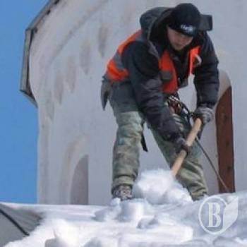 Альпіністи розчистили від снігу дахи чернігівських храмів. ФОТО Альпіністи розчистили від снігу дахи чернігівських храмів. ФОТО