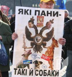 Бидло у формі і цивільному організувало антиукраїнський злочин в Українському домі. ФОТО, ВІДЕО