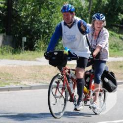 З Англії на велосипеді-тандемі з гуманітаркою для чорнобильців. ФОТОфакт