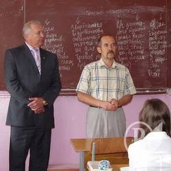 Дітей вчать платити дядям податки. Фото Дітей вчать платити дядям податки. Фото
