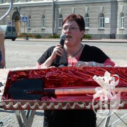 Чернігів передав Азарову лопату. Під марші січових стрільців з «піонерським салютом». ВІДЕО, ФОТО