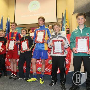 Чернігівський хлопчик став одним з прапороносців фіналу Євро-2012! (Фото) Чернігівський хлопчик став одним з прапороносців фіналу Євро-2012! (Фото)