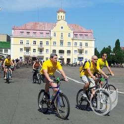 Чернігівці пересіли на велосипеди (Фото) Чернігівці пересіли на велосипеди (Фото)
