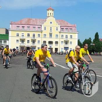 Чернігівці пересіли на велосипеди (Фото) Чернігівці пересіли на велосипеди (Фото)