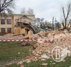 Спортзал школи №11 повністю завалився у Чернігові. Обійшлося без жертв (фото, оновлено) Спортзал школи №11 повністю завалився у Чернігові. Обійшлося без жертв (фото, оновлено)