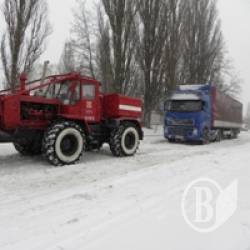 Вантажівки у сніговому полоні (фото+відео) Вантажівки у сніговому полоні (фото+відео)