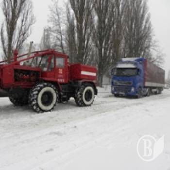 Вантажівки у сніговому полоні (фото+відео) Вантажівки у сніговому полоні (фото+відео)