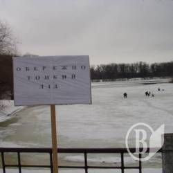 Крихкий лід для любителів екстриму, або як врятуватись (фото) Крихкий лід для любителів екстриму, або як врятуватись (фото)