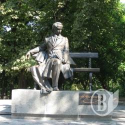 «Винесли гроб, поклали на козацький віз, накрили червоною китайкою» «Винесли гроб, поклали на козацький віз, накрили червоною китайкою»