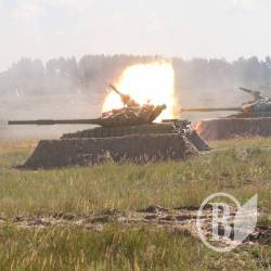Сержанти стріляли з Т-64 (фото) Сержанти стріляли з Т-64 (фото)