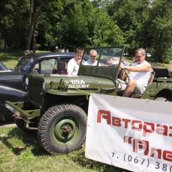 Автошоу з ретро-тюнінгом, новою моделлю і позашляховиками часів війни (фото, відео)