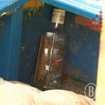 Чернігівські бомжі оселились в елітній нерухомості на Валу (відео) Чернігівські бомжі оселились в елітній нерухомості на Валу (відео)