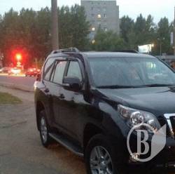 Чорна судна ніч автомобілів і автобусів Чорна судна ніч автомобілів і автобусів