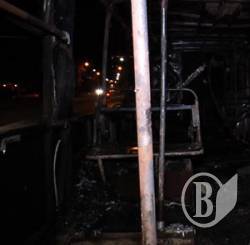 Тролейбус згорів у Чернігові. Пасажири повискакували Тролейбус згорів у Чернігові. Пасажири повискакували