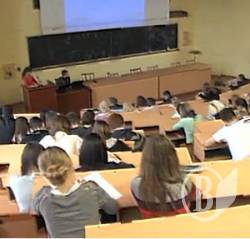 Викладач з’їсть аркуш після поганого диктанту у Чернігові Викладач з’їсть аркуш після поганого диктанту у Чернігові