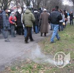 Протестувальників в Чернігові невідомі молодики закидали вибуховими пристроями