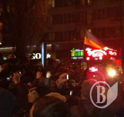 Поваливши Леніна у Києві, лупають молотами постамент Поваливши Леніна у Києві, лупають молотами постамент