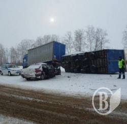 Білоруський автопоїзд увечері ліг під Черніговом Білоруський автопоїзд увечері ліг під Черніговом