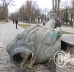 Ленін лежить при дорожному…