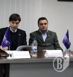 Чернігівські революціонери вишукувались в чергу за нагородами Чернігівські революціонери вишукувались в чергу за нагородами
