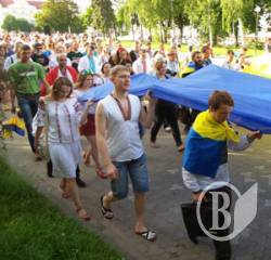 Парад вишиванок у день Героїв відбувся у Чернігові – фото і відео Парад вишиванок у день Героїв відбувся у Чернігові – фото і відео