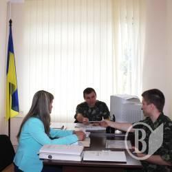 Чернігівські жінки атакують міністра оборони Чернігівські жінки атакують міністра оборони