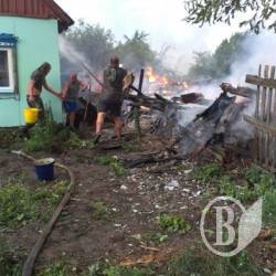 Розряд блискавки запалив дві оселі та сарай Розряд блискавки запалив дві оселі та сарай