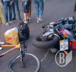 П’яний мотоцикліст збив 13-річного велосипедиста в центрі Чернігова – фото, відео П’яний мотоцикліст збив 13-річного велосипедиста в центрі Чернігова – фото, відео