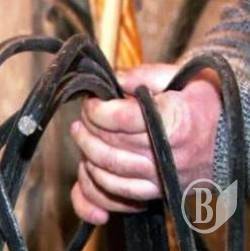 На життя та горілку молодик заробляв крадіжками кабелю