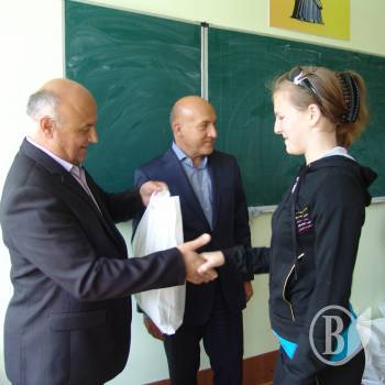 Чернігівська «Батьківщина» зібрала ранець дітям-переселенцям Чернігівська «Батьківщина» зібрала ранець дітям-переселенцям