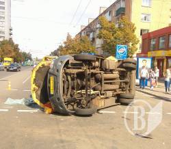 ДТП біля «Прогресу»: «вісімка», 12-та маршрутка і загадкова «Ауді». Хто винен? ДТП біля «Прогресу»: «вісімка», 12-та маршрутка і загадкова «Ауді». Хто винен?