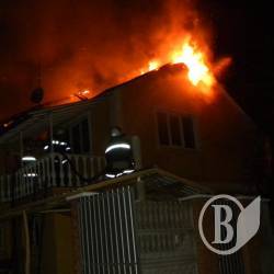 Двоповерховий будинок-красень згорів через тріщину у димоході Двоповерховий будинок-красень згорів через тріщину у димоході