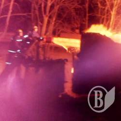 Горіла вантажівка та кілька тонн автомобільної гуми Горіла вантажівка та кілька тонн автомобільної гуми