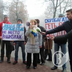 Скоробагатько не пускають до дітей: мітинг обурених чернігівців 