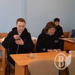 Чернігівські в’язні в’язали для бійців АТО різнокольорові шкарпетки Чернігівські в’язні в’язали для бійців АТО різнокольорові шкарпетки